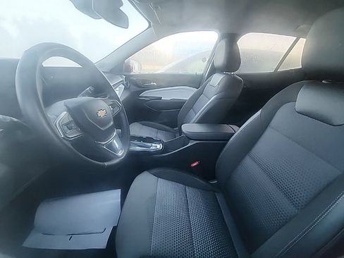 Used 2025 Chevrolet Trax LT w/ LT Convenience Package FWD image 3