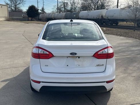 Used 2017 Ford Fiesta SE FWD image 2