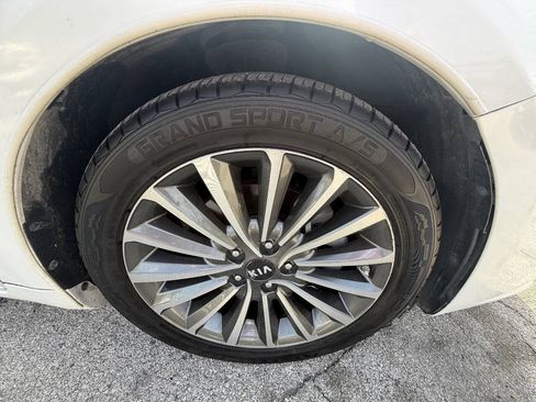 Used 2017 Kia Cadenza Premium w/ Luxury Package FWD image 32
