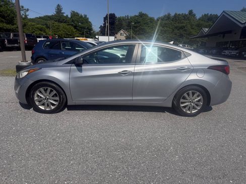 Used 2015 Hyundai Elantra SE w/ Option Group 03 FWD image 2