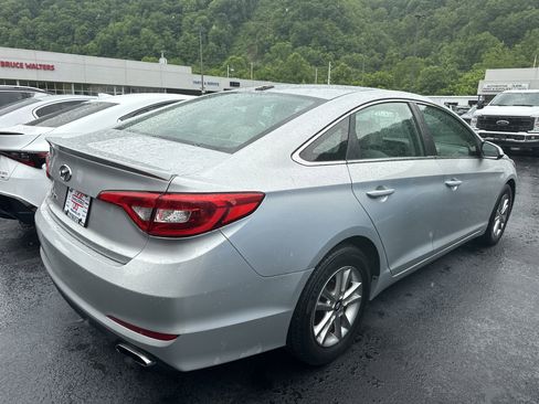 Used 2017 Hyundai Sonata SE FWD image 2