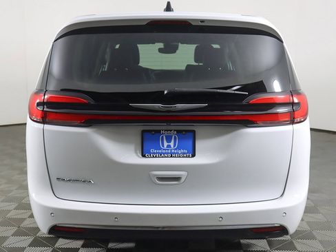 Used 2024 Chrysler Pacifica Touring-L image 12
