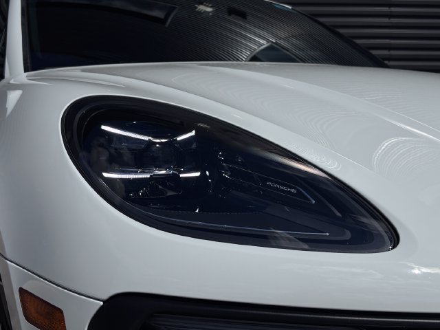 Certified 2025 Porsche Macan S AWD/4WD image 12