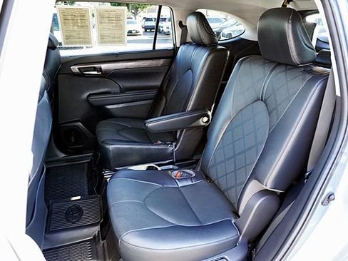 Used 2023 Toyota Highlander Platinum FWD image 18