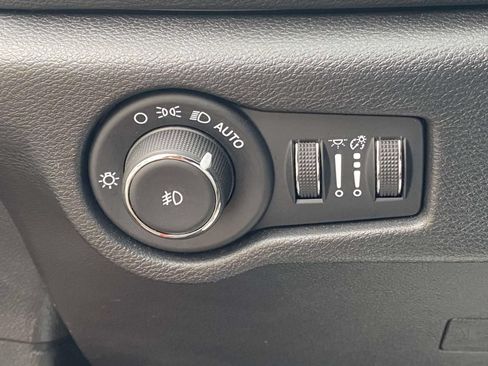 Used 2025 Chrysler Pacifica Select FWD image 17