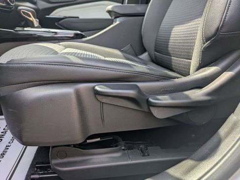 Used 2025 Chevrolet Trax LT w/ LT Convenience Package image 14