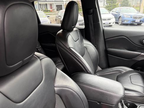 Used 2019 Jeep Cherokee Latitude Plus w/ Cold Weather Group AWD/4WD image 29