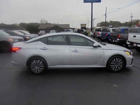 Used 2023 Nissan Altima 2.5 SV image 2