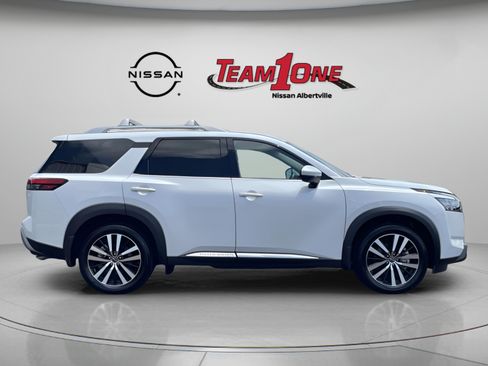 Used 2025 Nissan Pathfinder Platinum FWD image 8