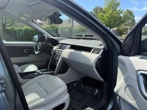 Used 2019 Land Rover Discovery Sport HSE AWD/4WD image 30