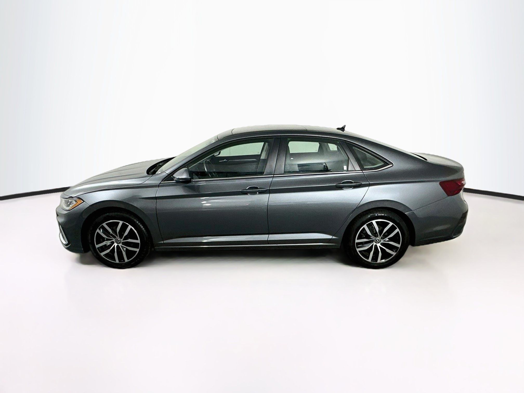 Used 2025 Volkswagen Jetta SE FWD image 4