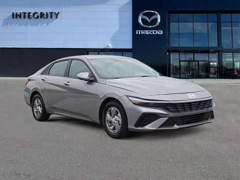 Used 2024 Hyundai Elantra SE FWD image 2