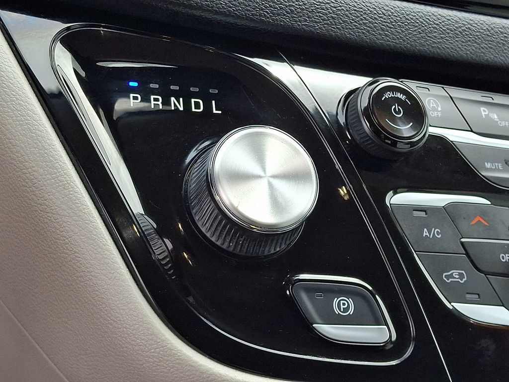 Used 2023 Chrysler Pacifica Touring-L FWD image 22