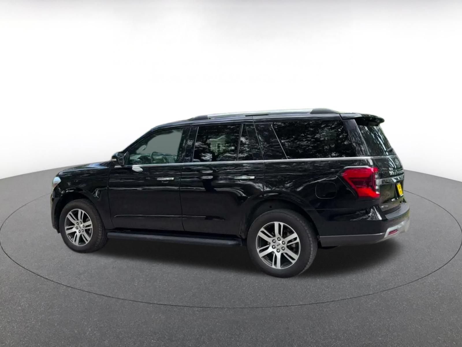 Used 2024 Ford Expedition Limited AWD/4WD image 9