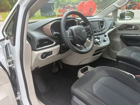 Used 2022 Chrysler Voyager LX FWD image 8