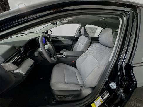 Used 2025 Toyota Camry LE w/ Convenience Package image 10