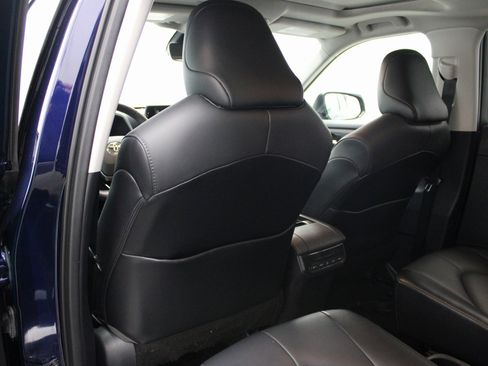 Used 2021 Toyota Highlander XLE image 19