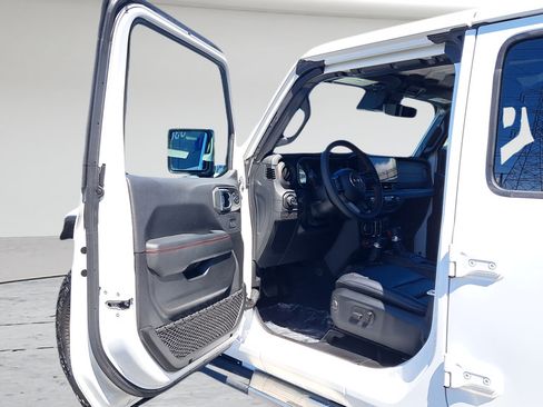 Used 2024 Jeep Gladiator Rubicon AWD/4WD image 9