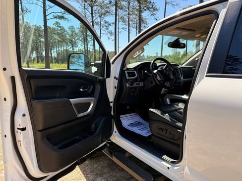 Used 2019 Nissan Titan PRO-4X AWD/4WD image 11