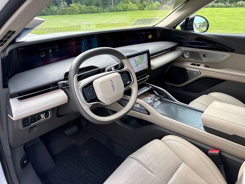 Used 2025 Lincoln Nautilus Reserve AWD/4WD image 6