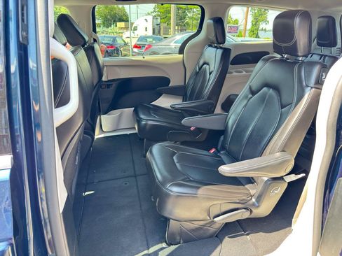 Used 2023 Chrysler Pacifica Touring-L FWD image 33