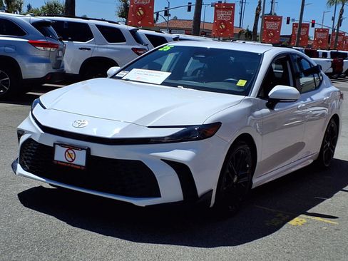 Certified 2025 Toyota Camry SE FWD image 3