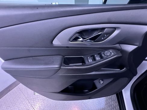 Used 2023 Chevrolet Traverse LT image 12