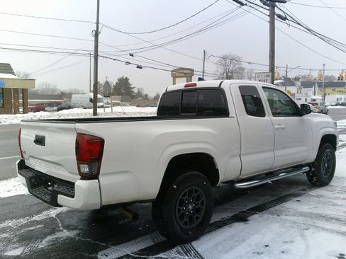 Used 2018 Toyota Tacoma SR image 10