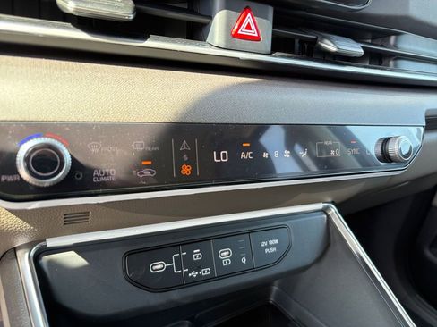 New 2025 Kia Carnival EX image 29