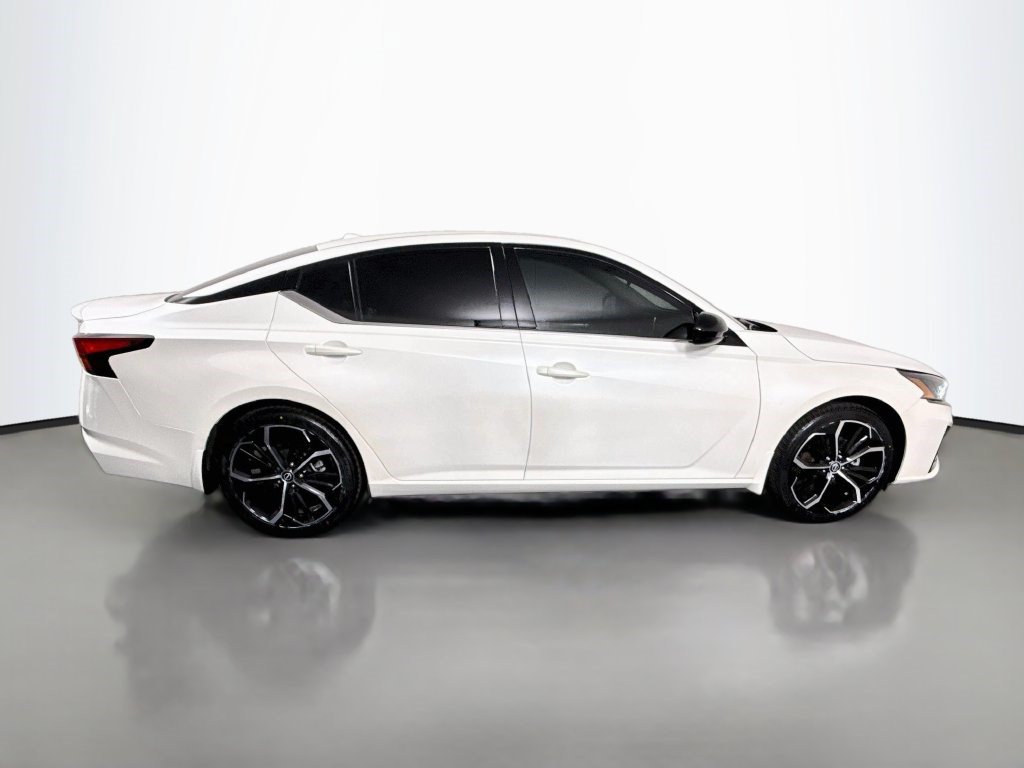 Used 2023 Nissan Altima 2.5 SR FWD image 11