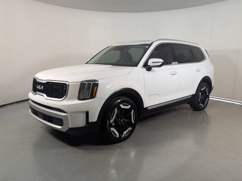 Used 2024 Kia Telluride EX w/ EX Captain's Chair Package FWD image 3