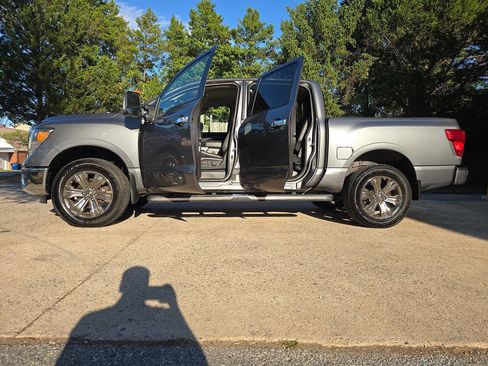 Used 2018 Nissan Titan SL w/ Texas Titan Edition AWD/4WD image 5