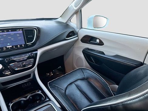 Used 2021 Chrysler Pacifica Limited image 23