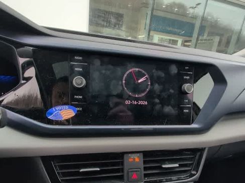 Certified 2022 Volkswagen Taos SE w/ Panoramic Sunroof Package image 17