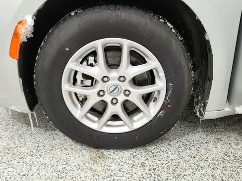 Used 2024 Chrysler Pacifica Touring-L image 13