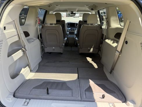 Used 2018 Chrysler Pacifica Touring-L Plus w/ Advanced Safetytec Group FWD image 18