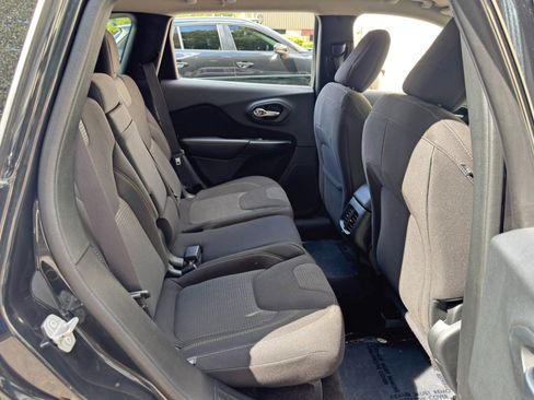 Used 2016 Jeep Cherokee Latitude w/ Cold Weather Group AWD/4WD image 39