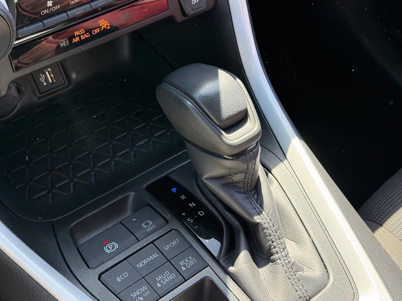 Used 2025 Toyota RAV4 LE AWD/4WD image 9