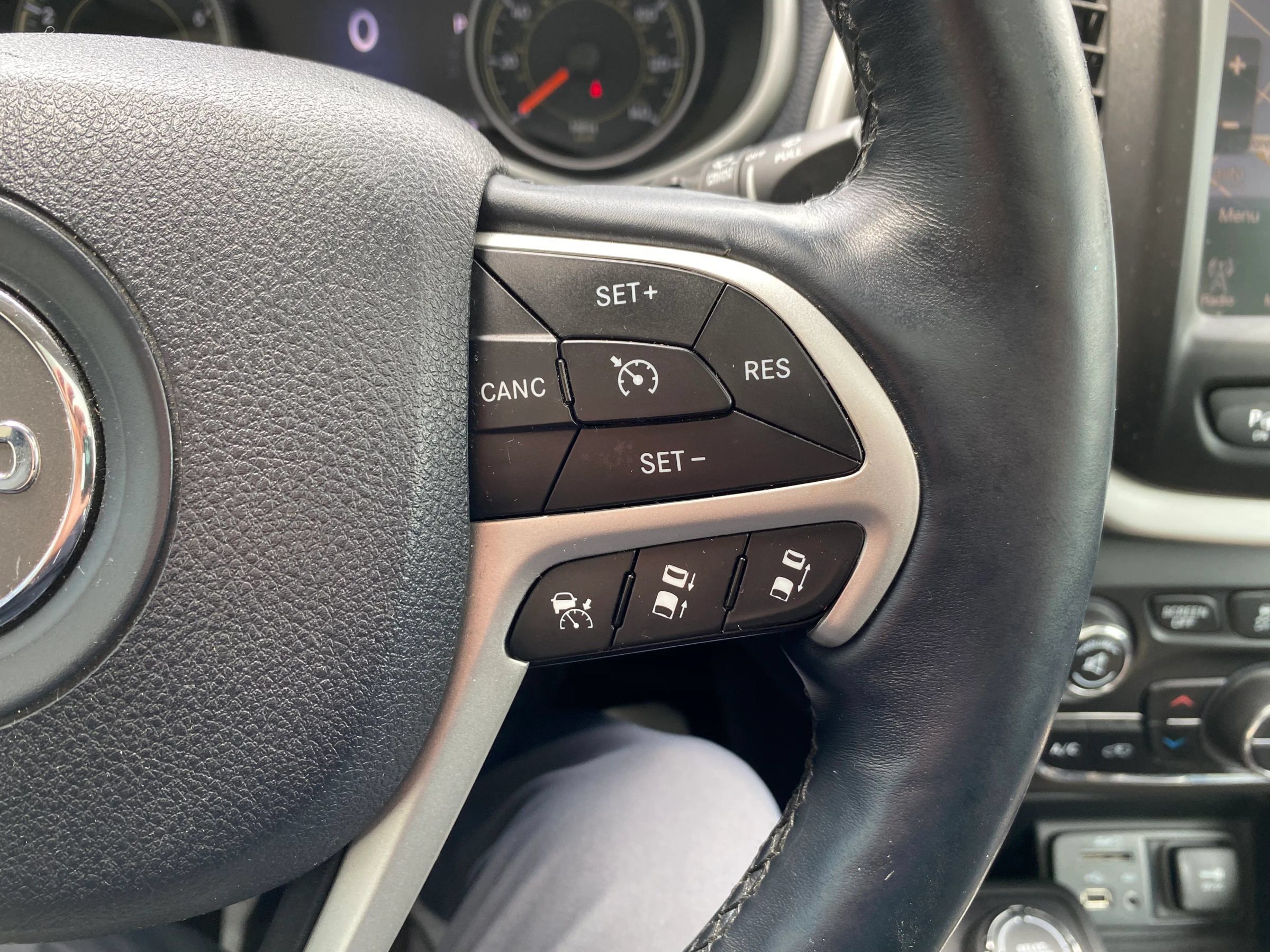 Used 2015 Jeep Cherokee Limited w/ Luxury Group AWD/4WD image 16