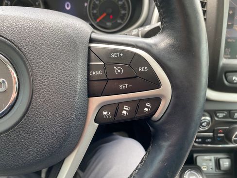 Used 2015 Jeep Cherokee Limited w/ Luxury Group AWD/4WD image 16