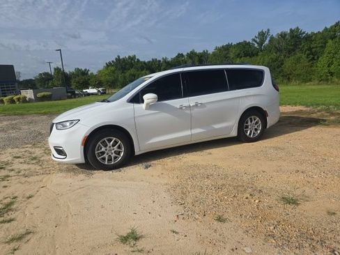Used 2021 Chrysler Pacifica Touring-L FWD image 3