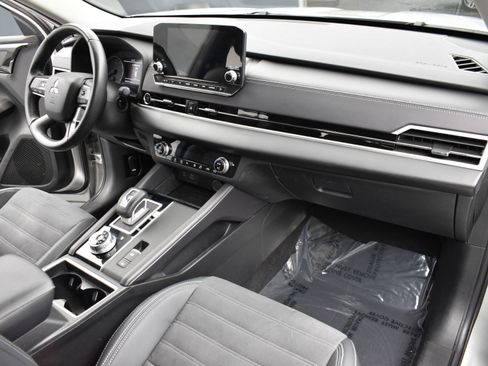 Used 2023 Mitsubishi Outlander SE image 7