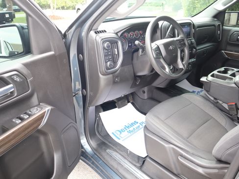 Used 2020 Chevrolet Silverado 1500 RST w/ RST Value Package AWD/4WD image 3