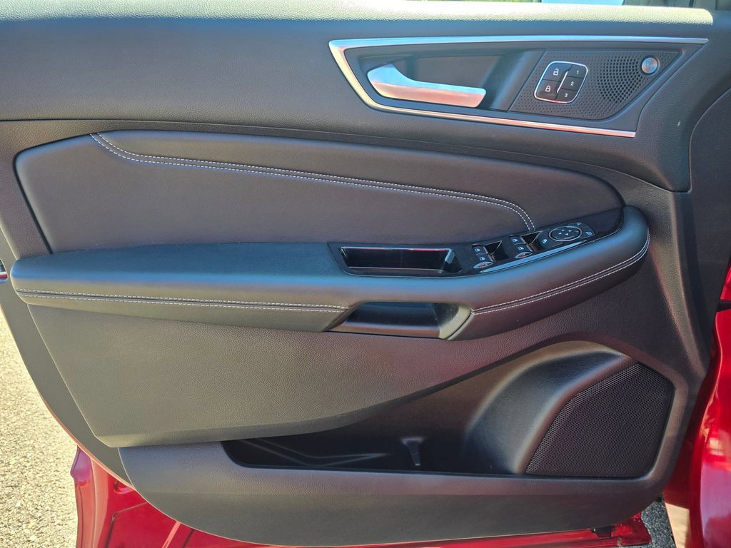Used 2019 Ford Edge Titanium w/ Cold Weather Package AWD/4WD image 13