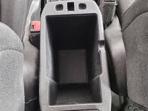 Used 2018 Jeep Renegade Latitude w/ Cold Weather Group image 35