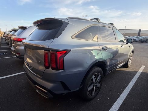 Used 2021 Kia Sorento S w/ Panoramic Sunroof Package FWD image 3