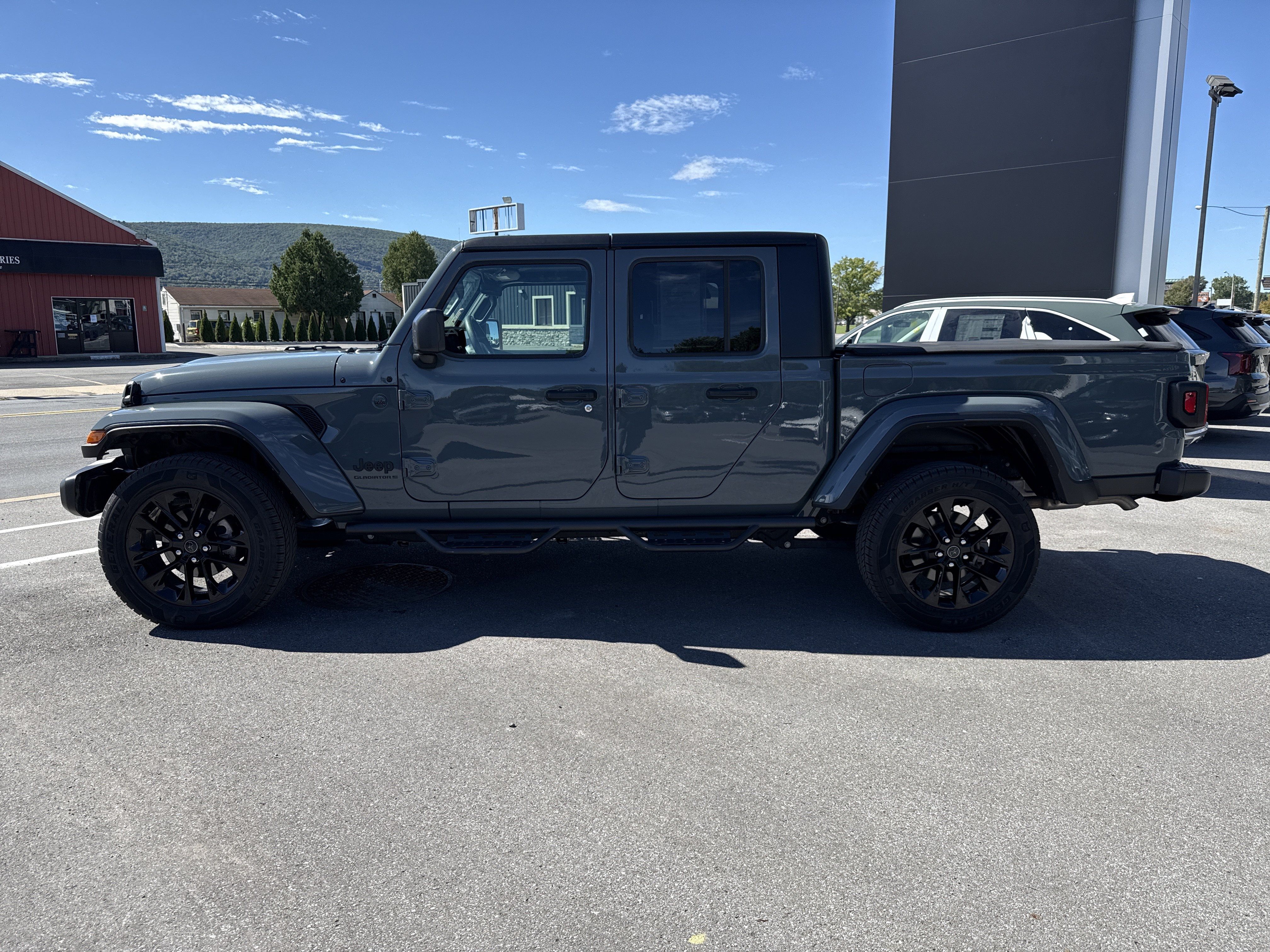 Used 2025 Jeep Gladiator Sport AWD/4WD image 7