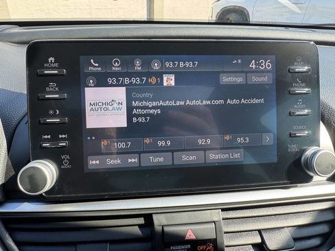 Used 2018 Honda Accord Touring image 16