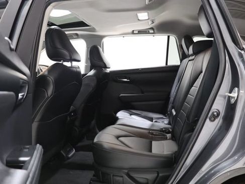 Used 2023 Toyota Highlander XLE FWD image 30