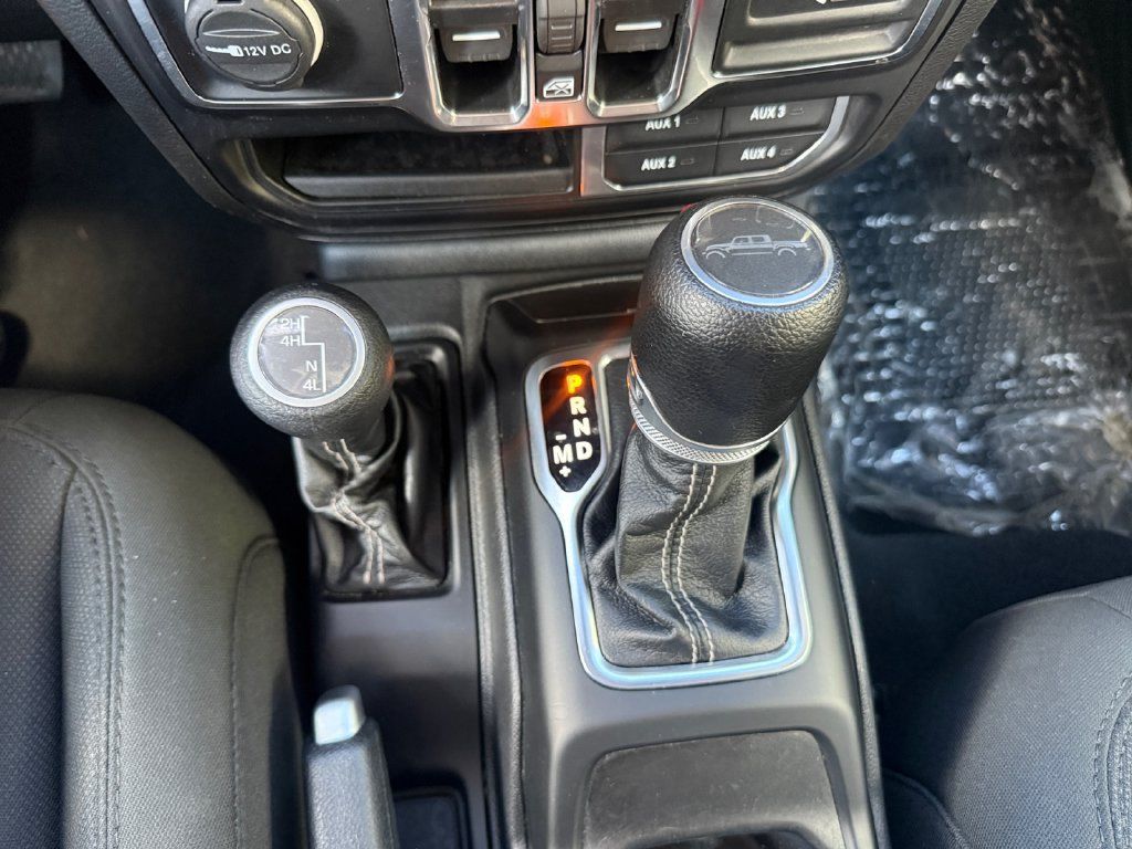 Used 2022 Jeep Gladiator Overland w/ LED Lighting Group AWD/4WD image 28